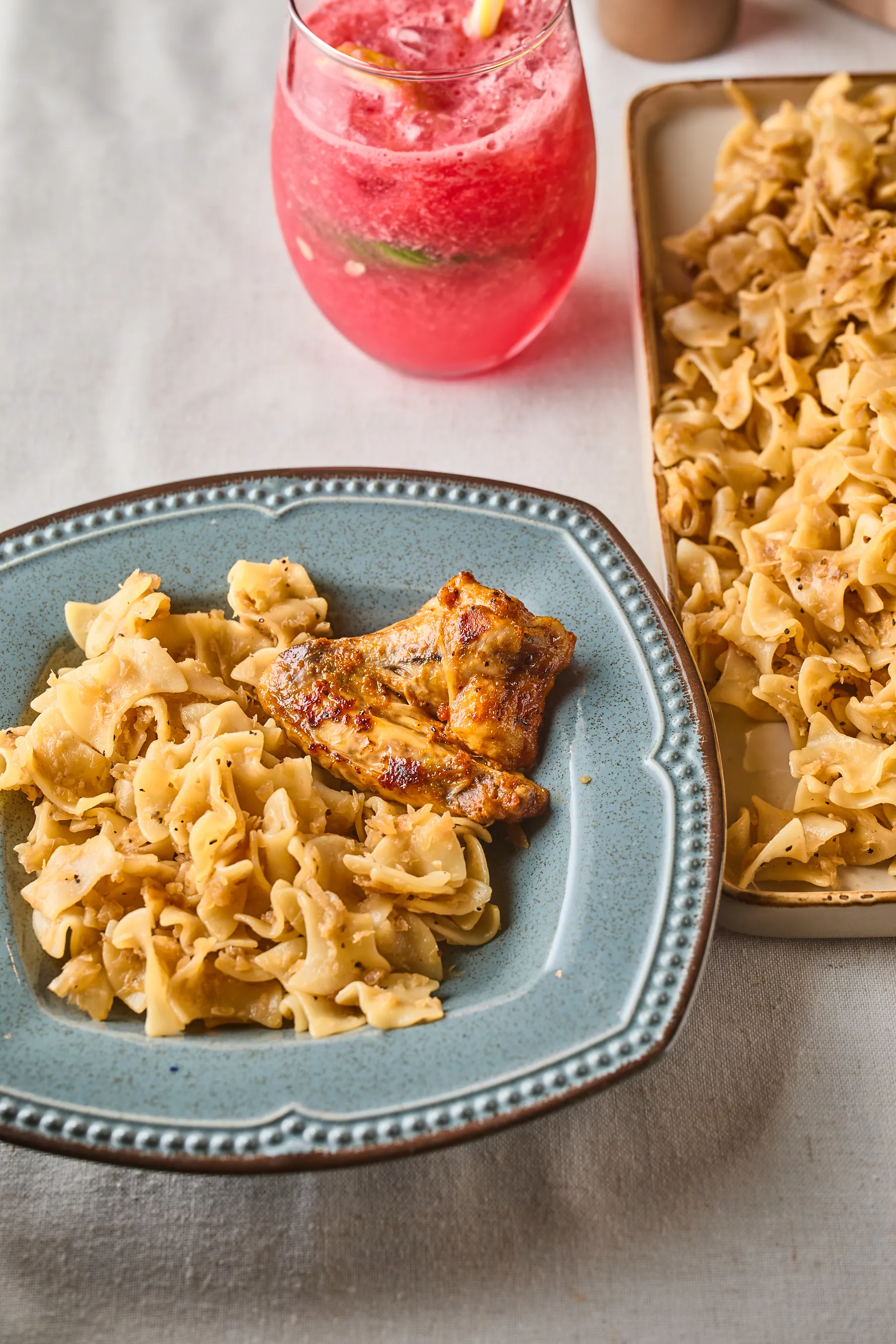 Pirított csirkeszárny káposztás tésztával